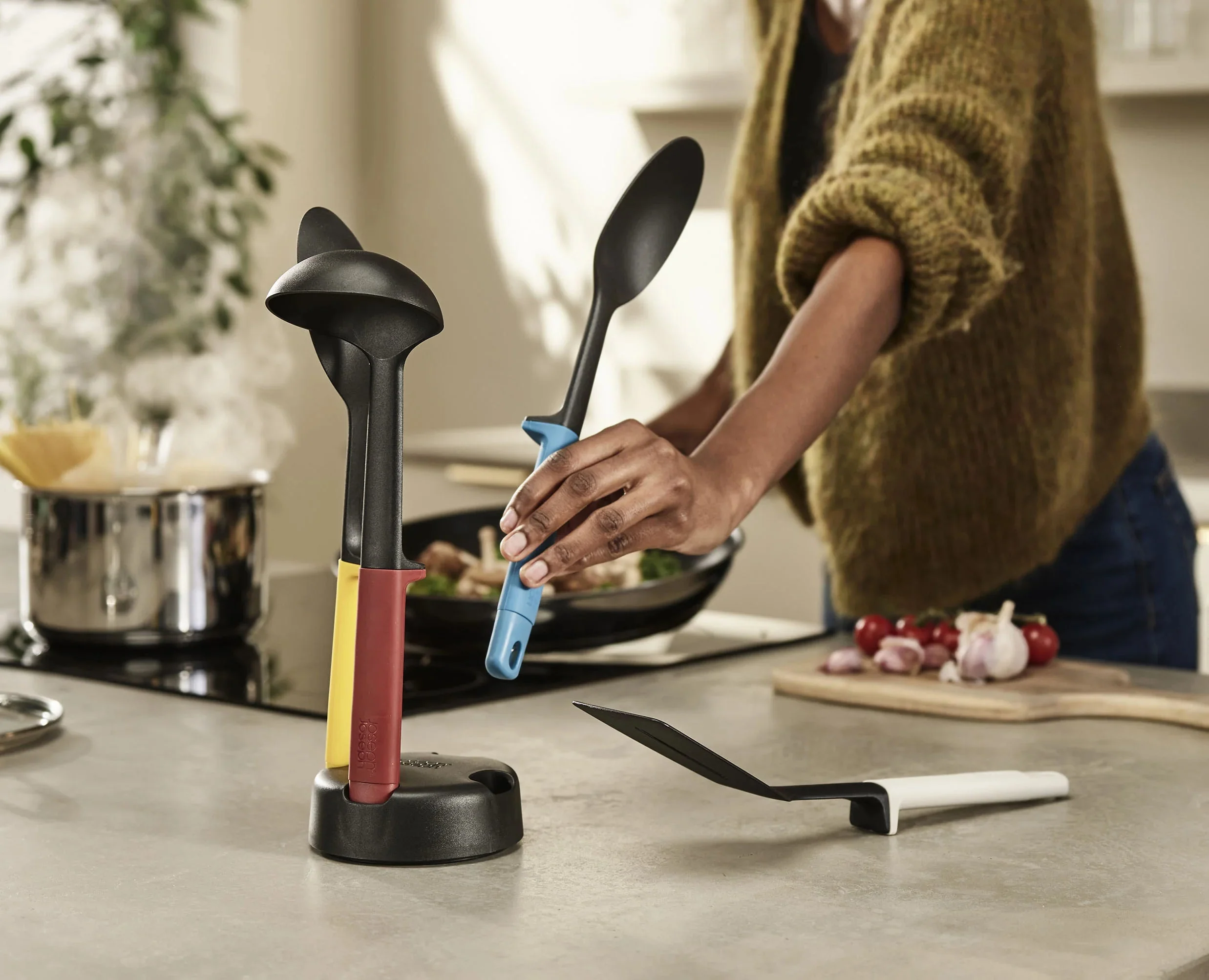 Elevate™ Slim 4-piece Multicolour Utensil Set with Storage Stand - Image 3